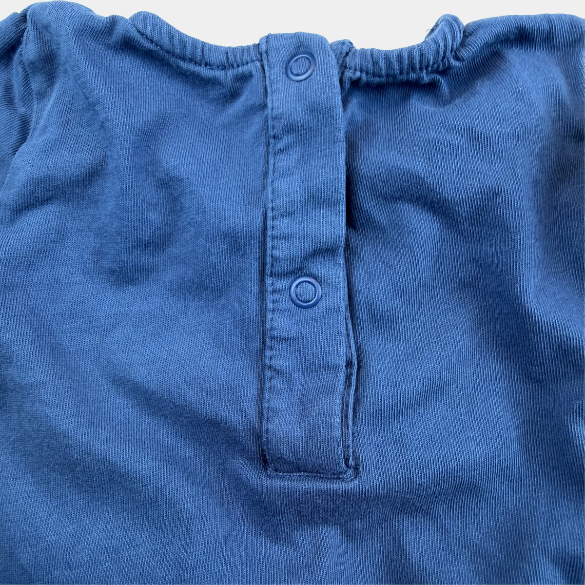 Blauer Langarm-Body mit Rüschenbündchen und Druckknöpfen – back