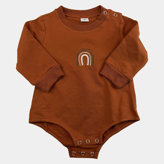 Brauner Baby-Body in Größe 70 mit Regenbogen-Stickerei und Druckknöpfen – front
