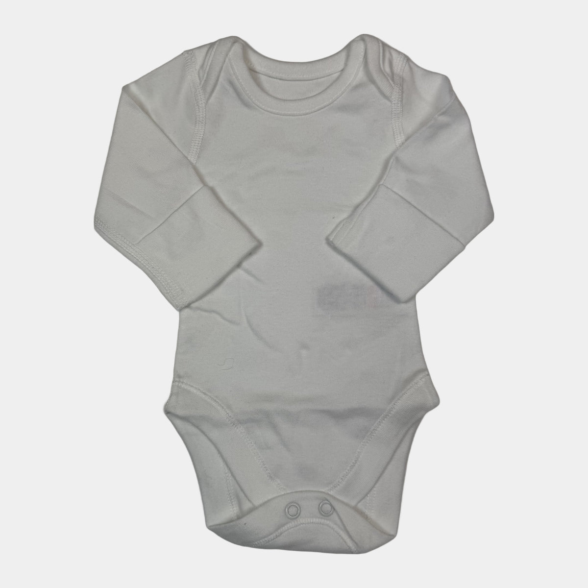 Weißer Langarm-Babybody mit Druckknöpfen von M&S – front