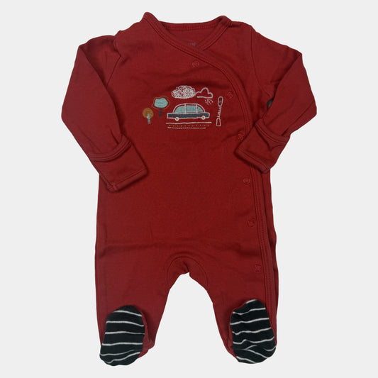 Roter Baby-Strampler mit Wickelverschluss und Auto-Stickerei – front