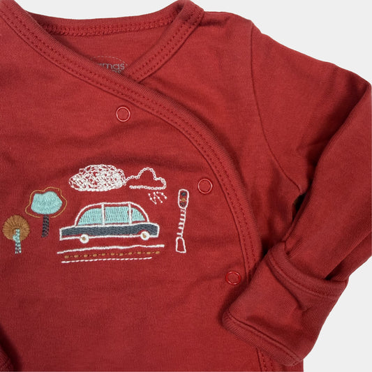 Roter Baby-Strampler mit Wickelverschluss und Auto-Stickerei – close‑up