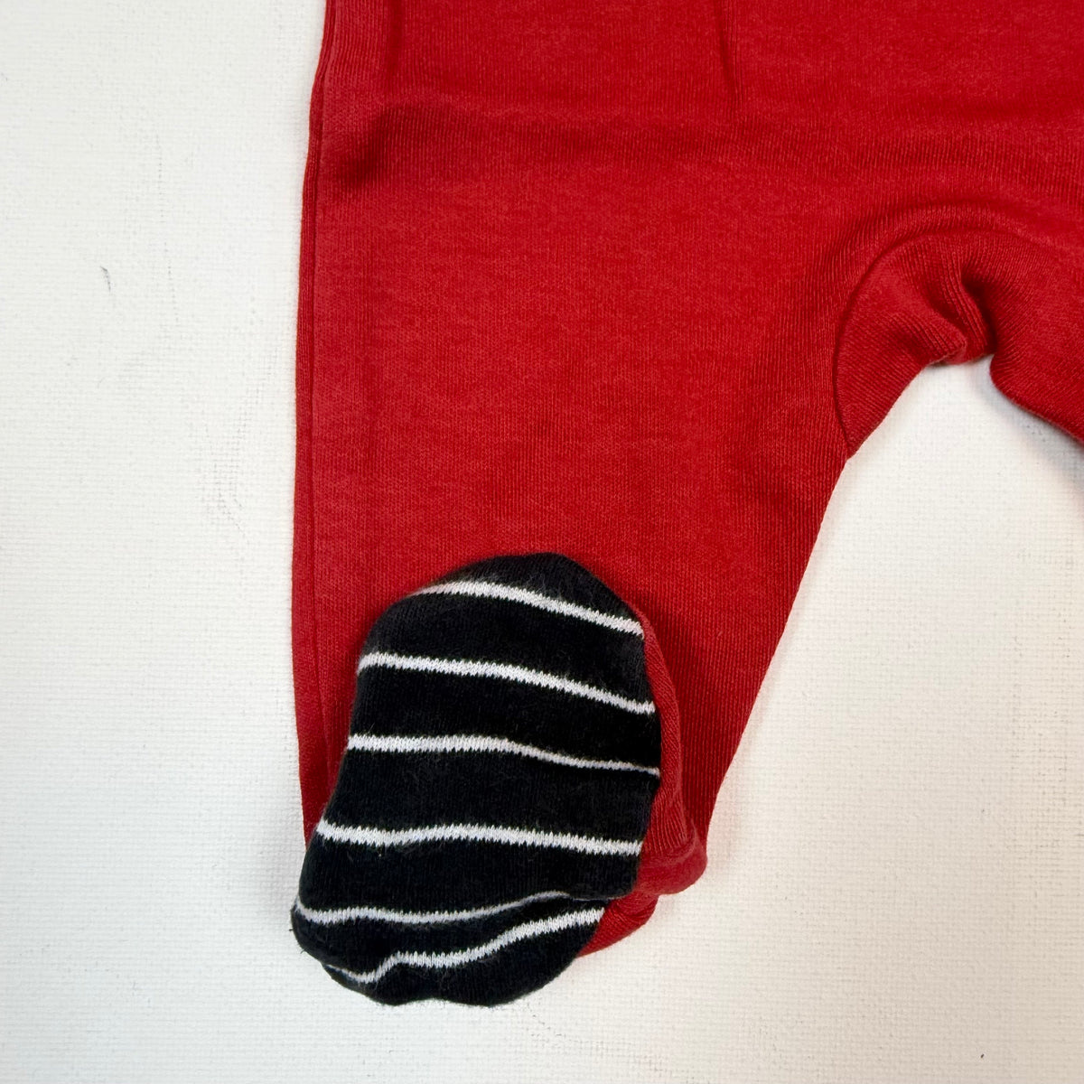 Roter Baby-Strampler mit Wickelverschluss und Auto-Stickerei – detail