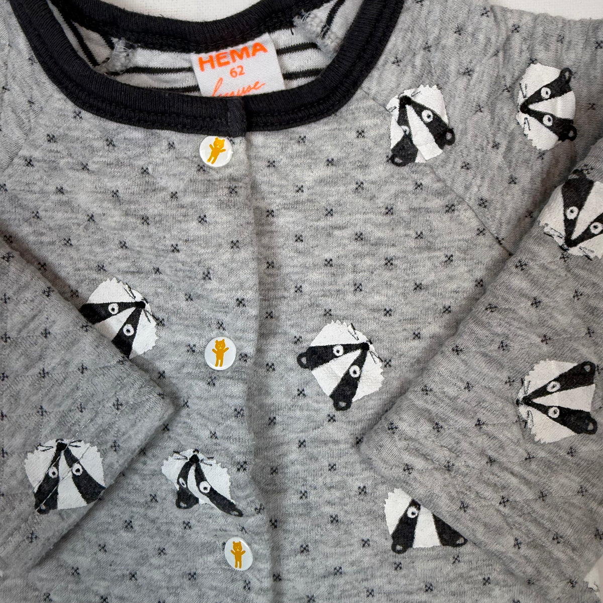 Grauer Baby-Overall mit Dachs-Print und Druckknöpfen – fabric