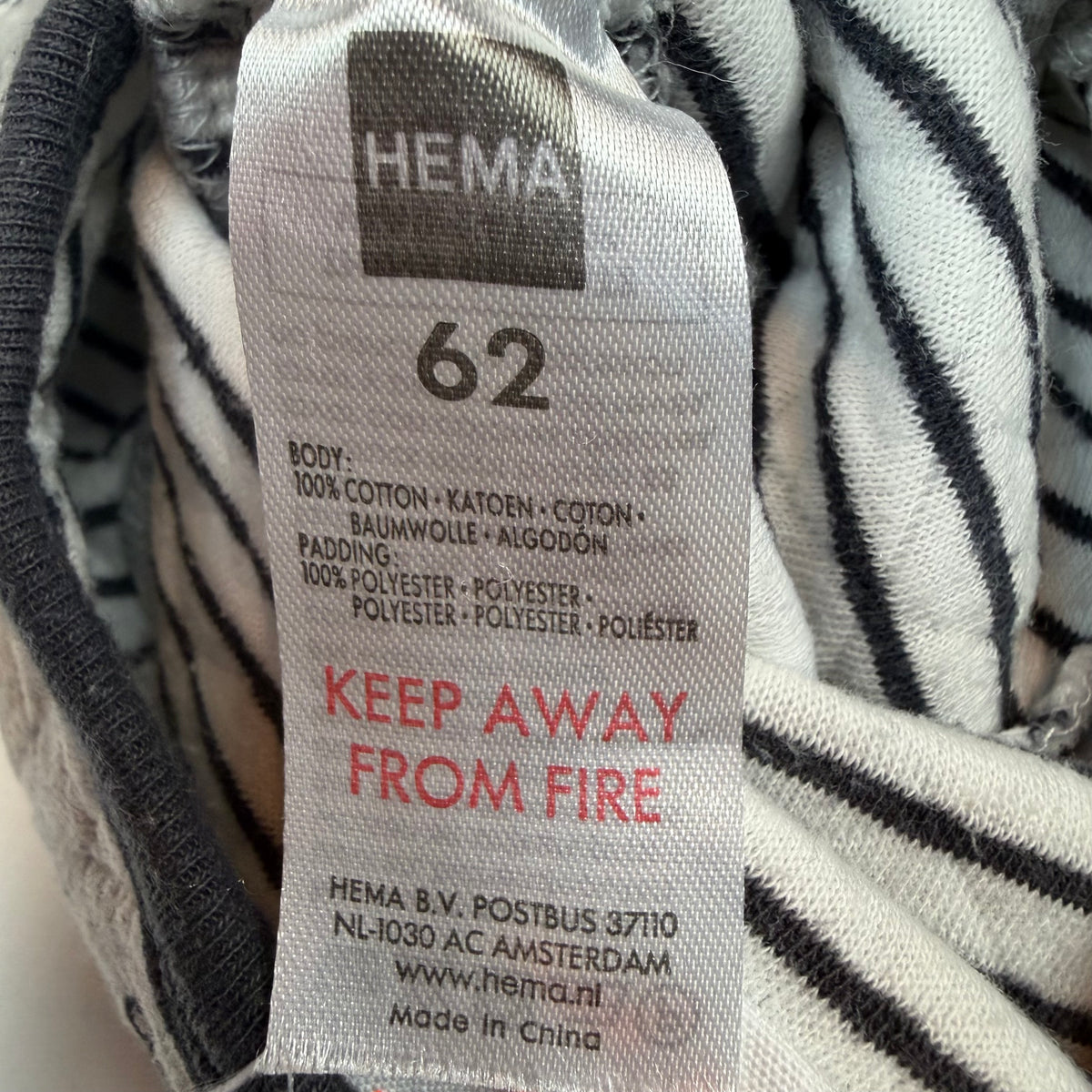 Grauer Baby-Overall mit Dachs-Print und Druckknöpfen – detail