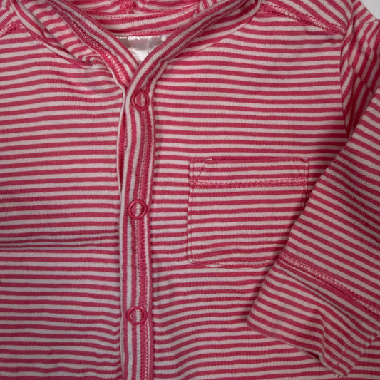 Rosa-weiß gestreifte Baby-Kapuzenjacke mit Knöpfen und Brusttasche – detail