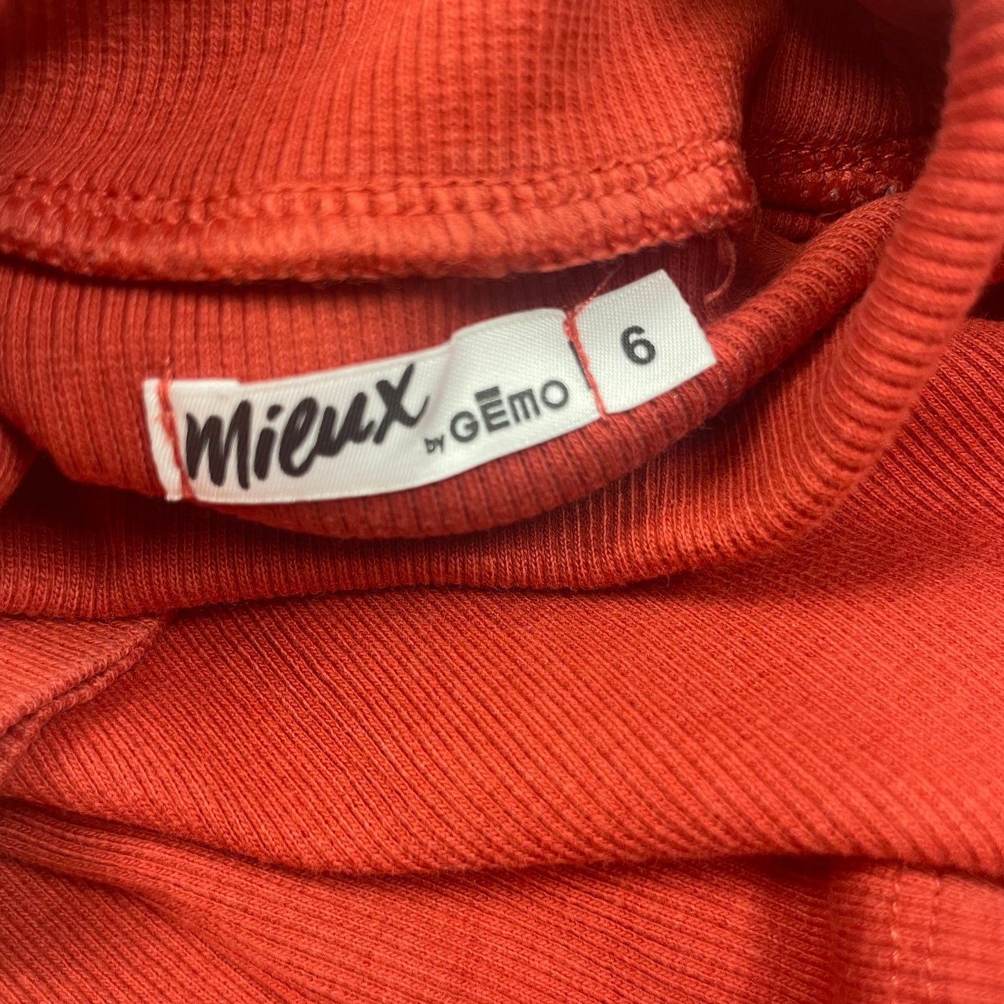 Roter Rollkragenpullover für Kinder, Größe 6, von Mieux by Gemo. – logo