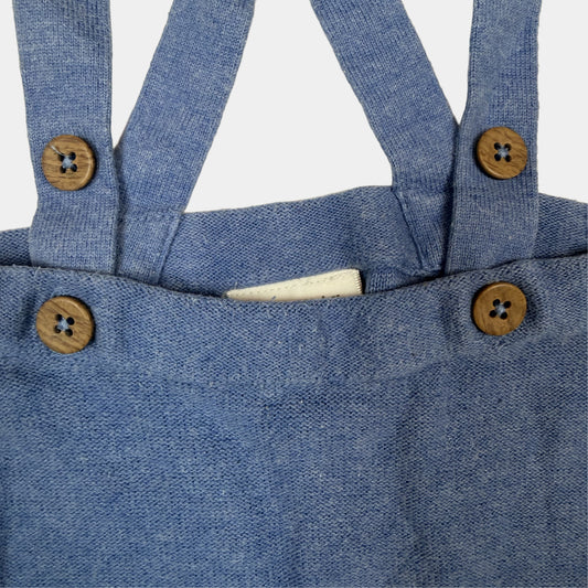 Blaue Baby-Latzhose aus Baumwolle mit gekreuzten Trägern und Knöpfen – fabric