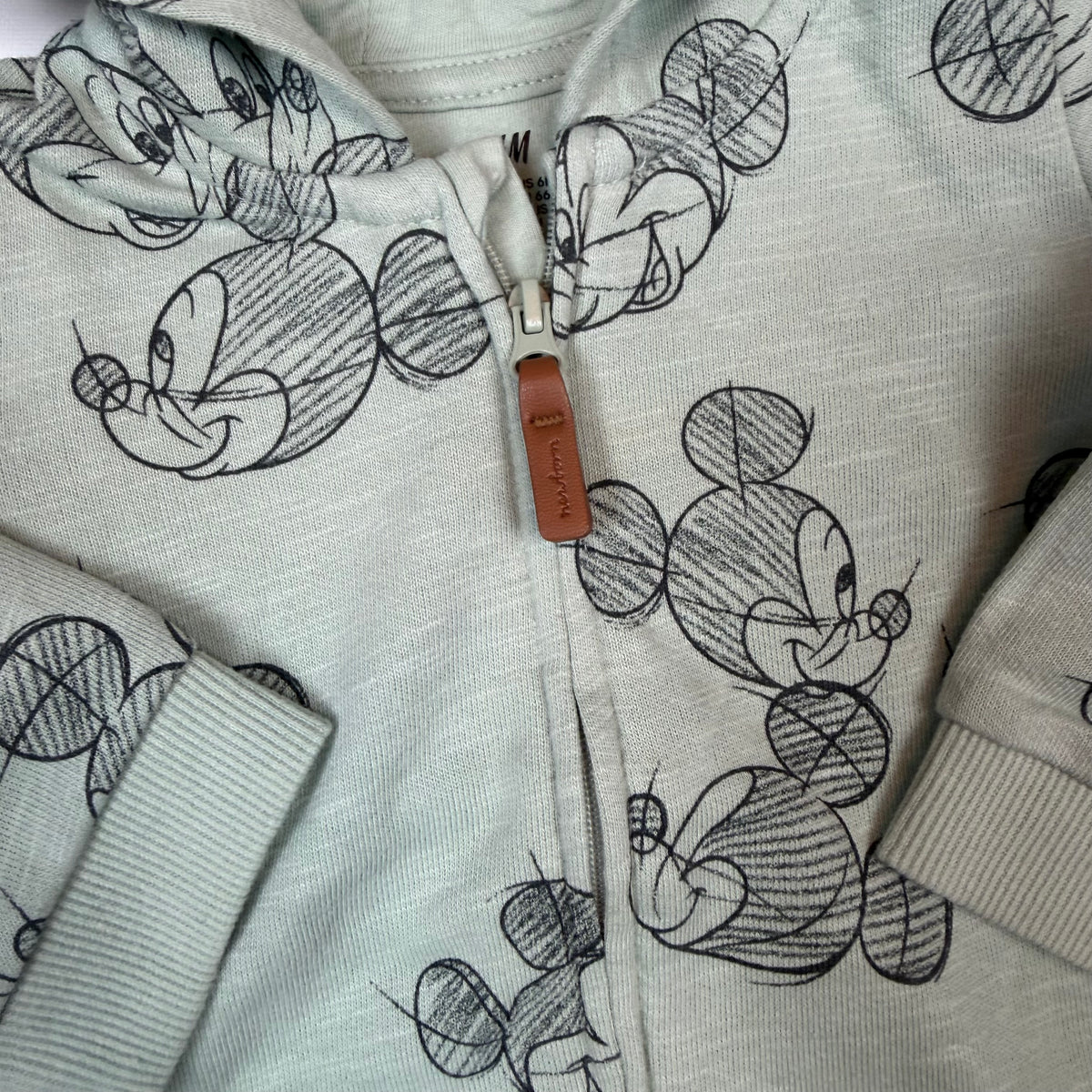 Mintgrünes H&M Disney Baby-Sweat-Set mit Mickey-Print, Kapuzenjacke und Jogginghose in Größe 68 – detail