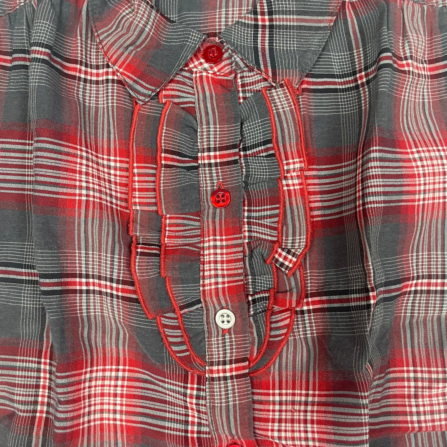 Kariertes Kleid mit kurzen Ärmeln in Grau und Rot – detail