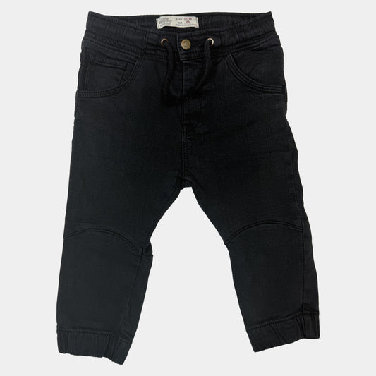 Schwarze Zara BabyBoy Jeans mit Kordelzug und Bündchen in Größe 86 – front