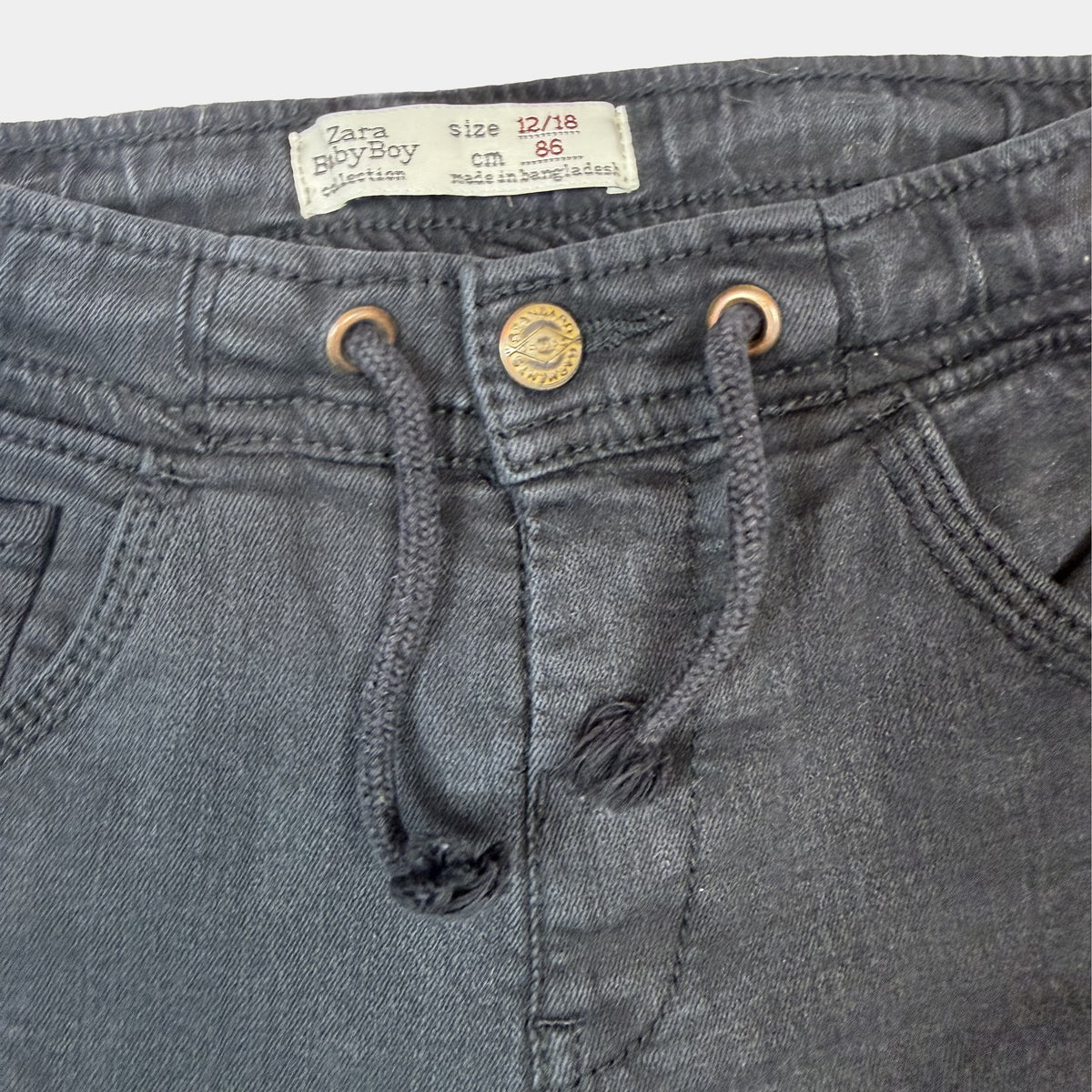 Schwarze Zara BabyBoy Jeans mit Kordelzug und Bündchen in Größe 86 – detail