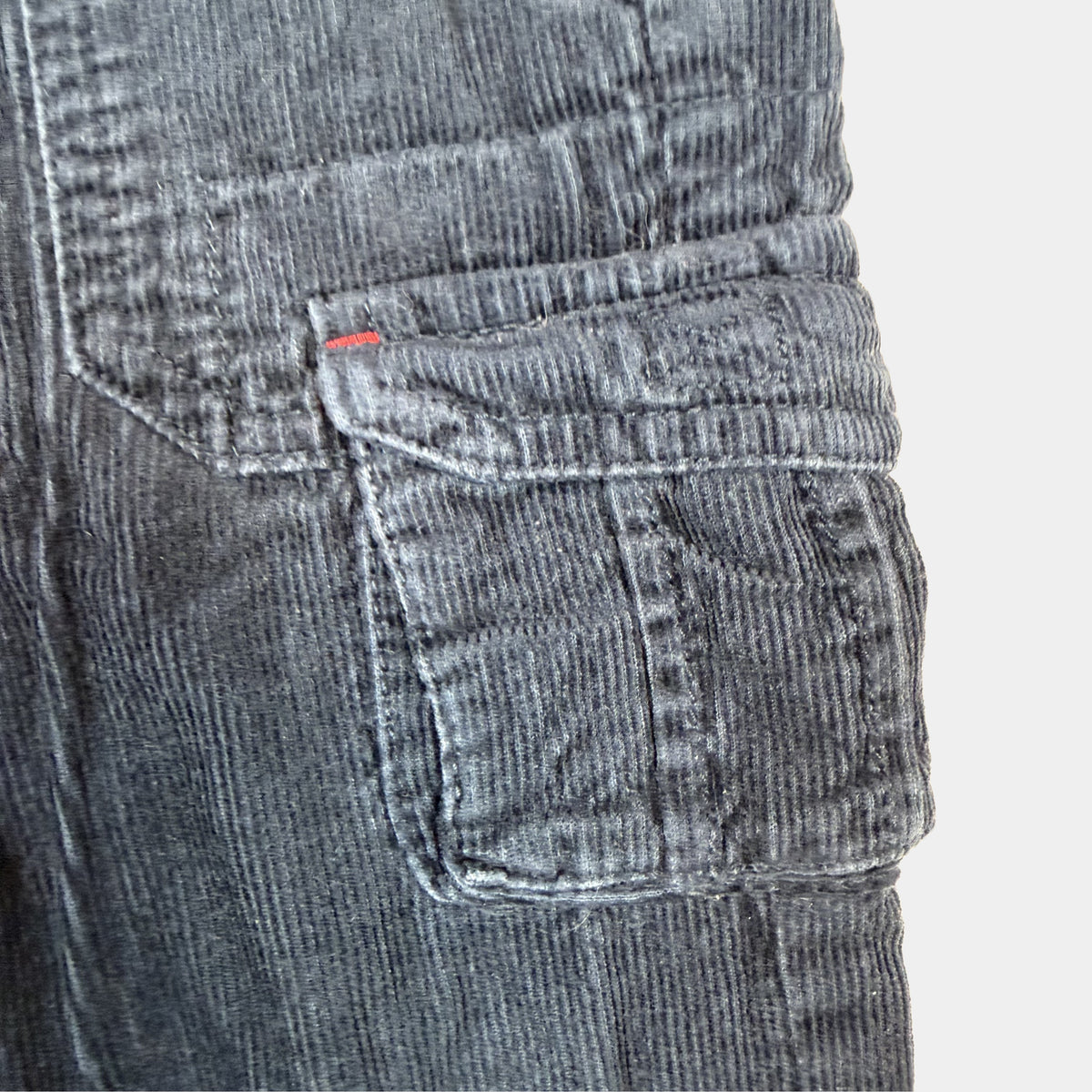 Dunkelblaue Cordhose für Kinder mit grauem Bund, Cargo-Tasche und roter 03-Stickerei, Größe 86 – pocket