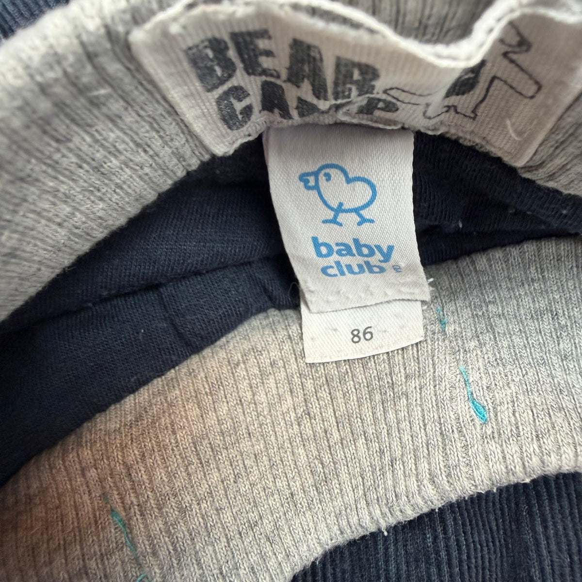 Dunkelblaue Cordhose für Kinder mit grauem Bund, Cargo-Tasche und roter 03-Stickerei, Größe 86 – label