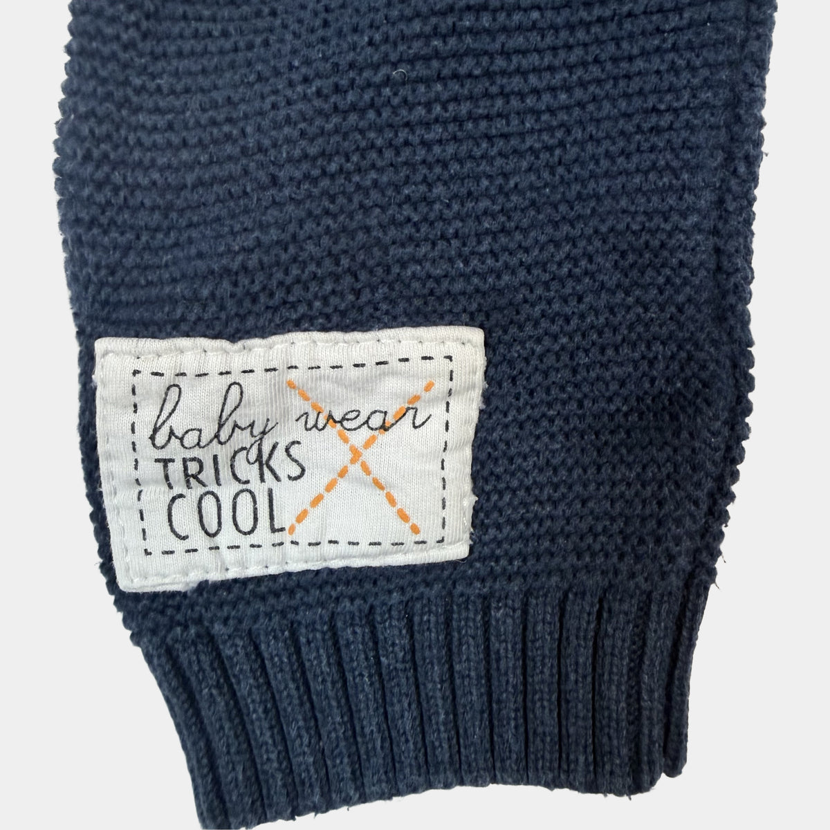 Dunkelblauer Strick-Overall für Babys mit blau-orangen Streifen und Knopfleiste – fabric