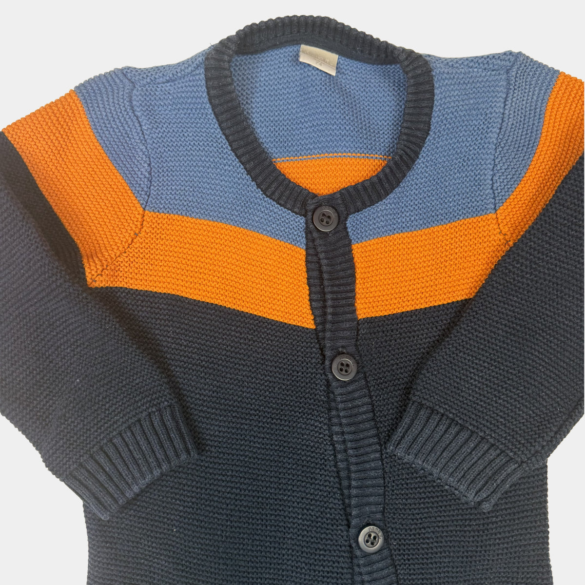 Dunkelblauer Strick-Overall für Babys mit blau-orangen Streifen und Knopfleiste – detail