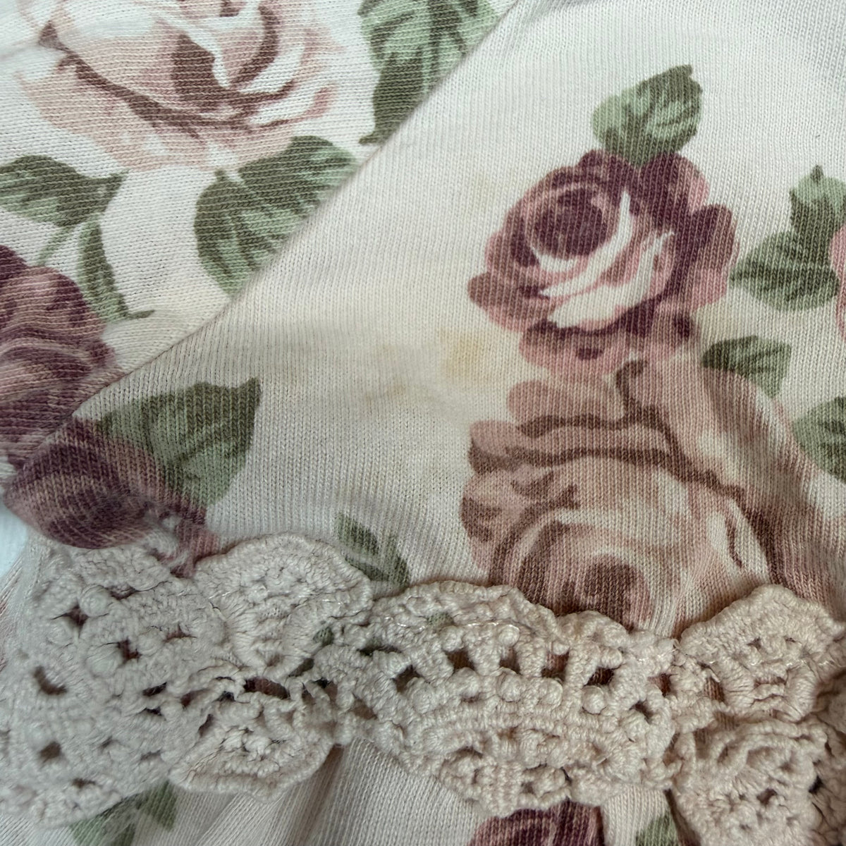 Beiges langärmeliges Baby-Kleid mit Rosenmuster und Häkelspitze, Größe 74 – fabric