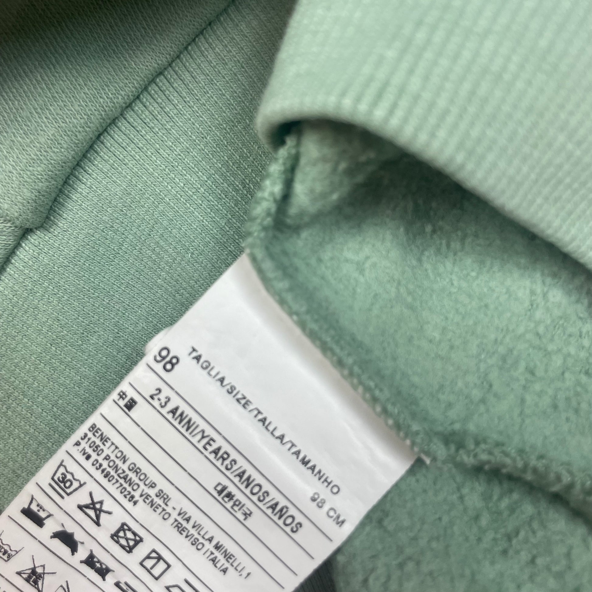 Grüner Pullover mit Motiv und Schriftzug – inside