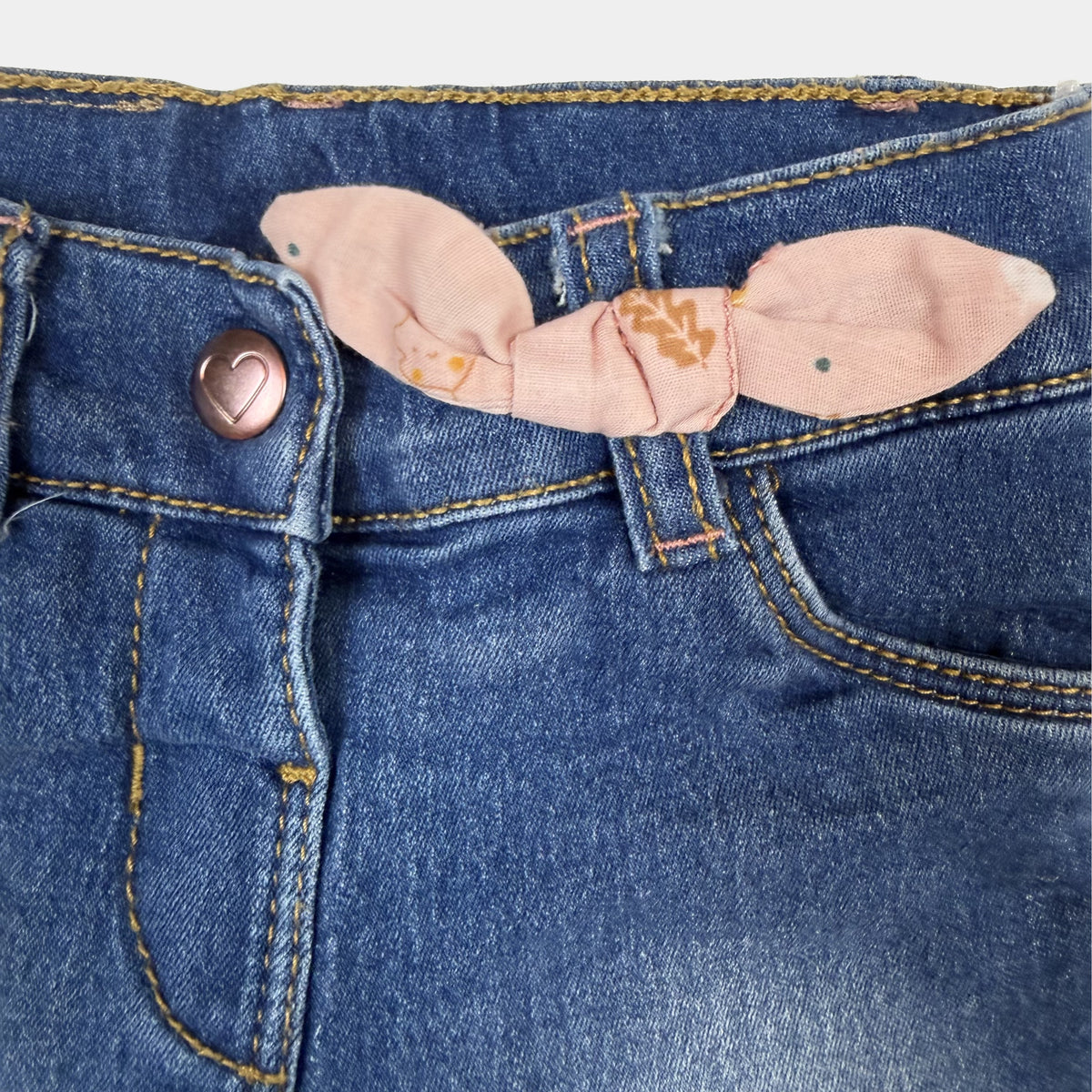 Blaue Baby-Jeans mit Tiergesichtern als Knie-Applikationen und elastischem Bund – detail