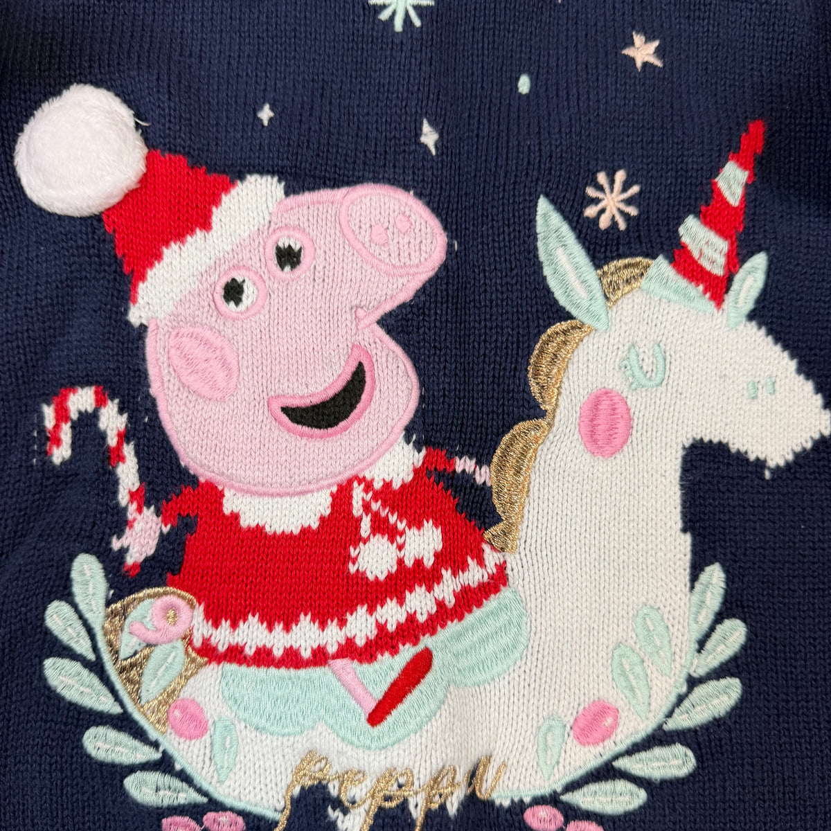 Dunkelblauer Kinder-Strickpullover mit Peppa-Wintermotiv, Einhorn und Rüschen an den Schultern – detail