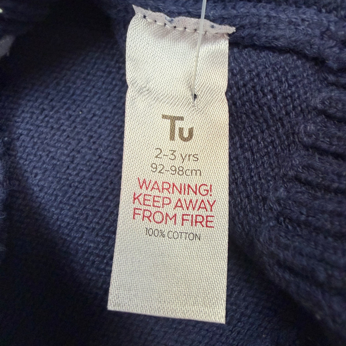 Dunkelblauer Kinder-Strickpullover mit Peppa-Wintermotiv, Einhorn und Rüschen an den Schultern – label
