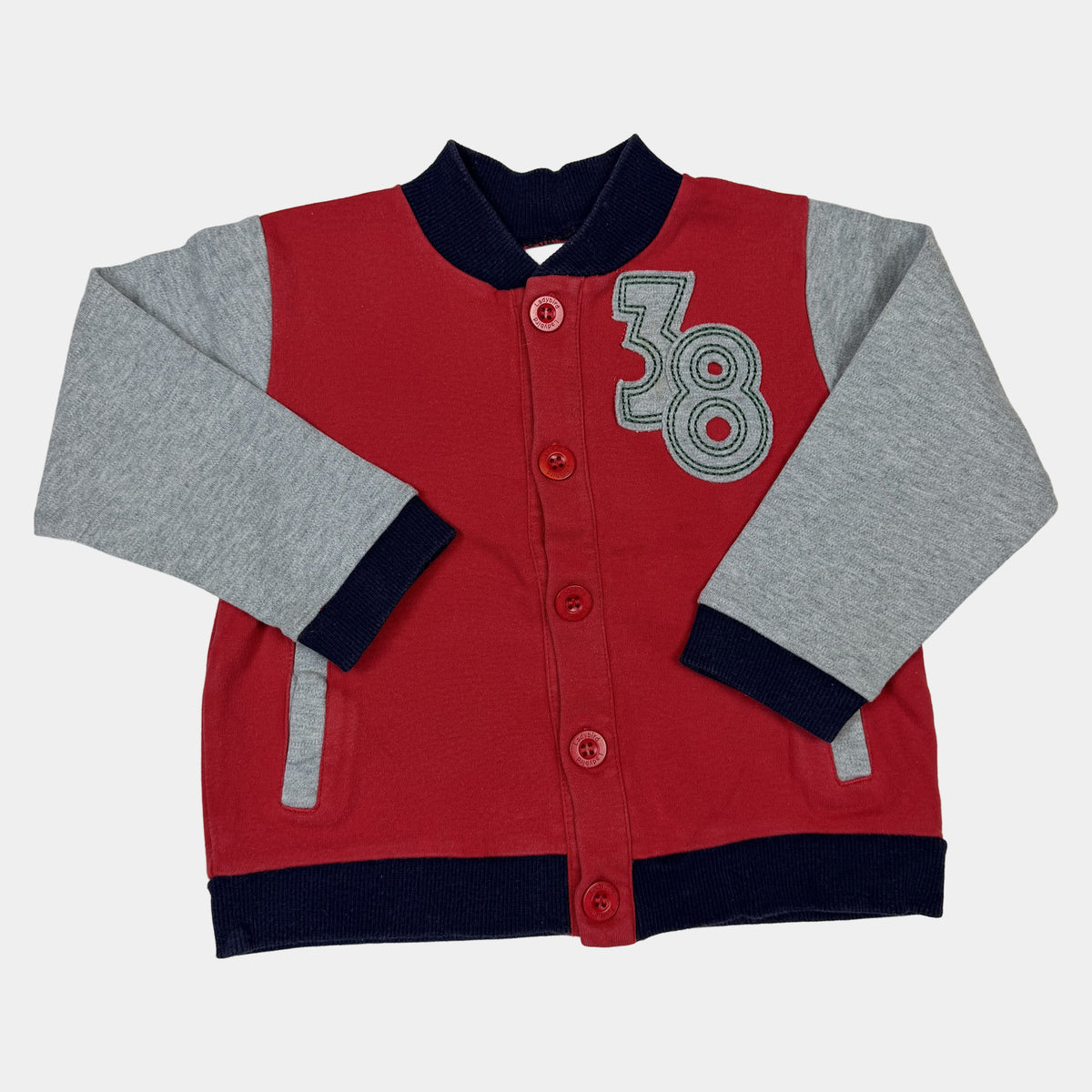 Rote Sweatjacke für Kinder mit grauen Ärmeln, Druckknöpfen und 38-Applikation – front