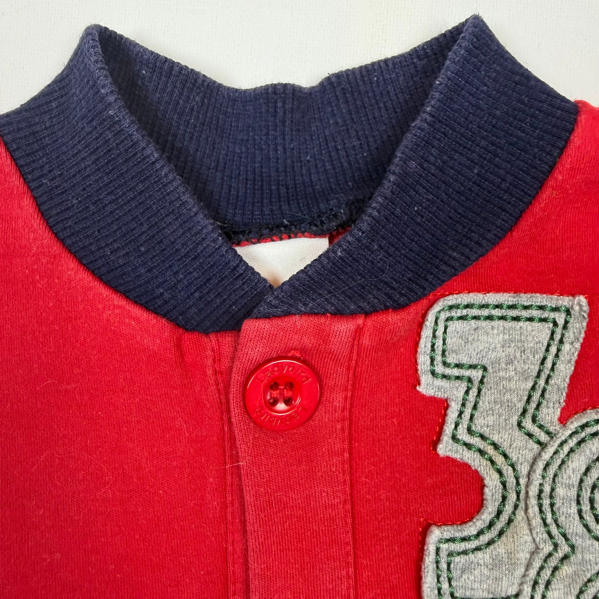 Rote Sweatjacke für Kinder mit grauen Ärmeln, Druckknöpfen und 38-Applikation – collar