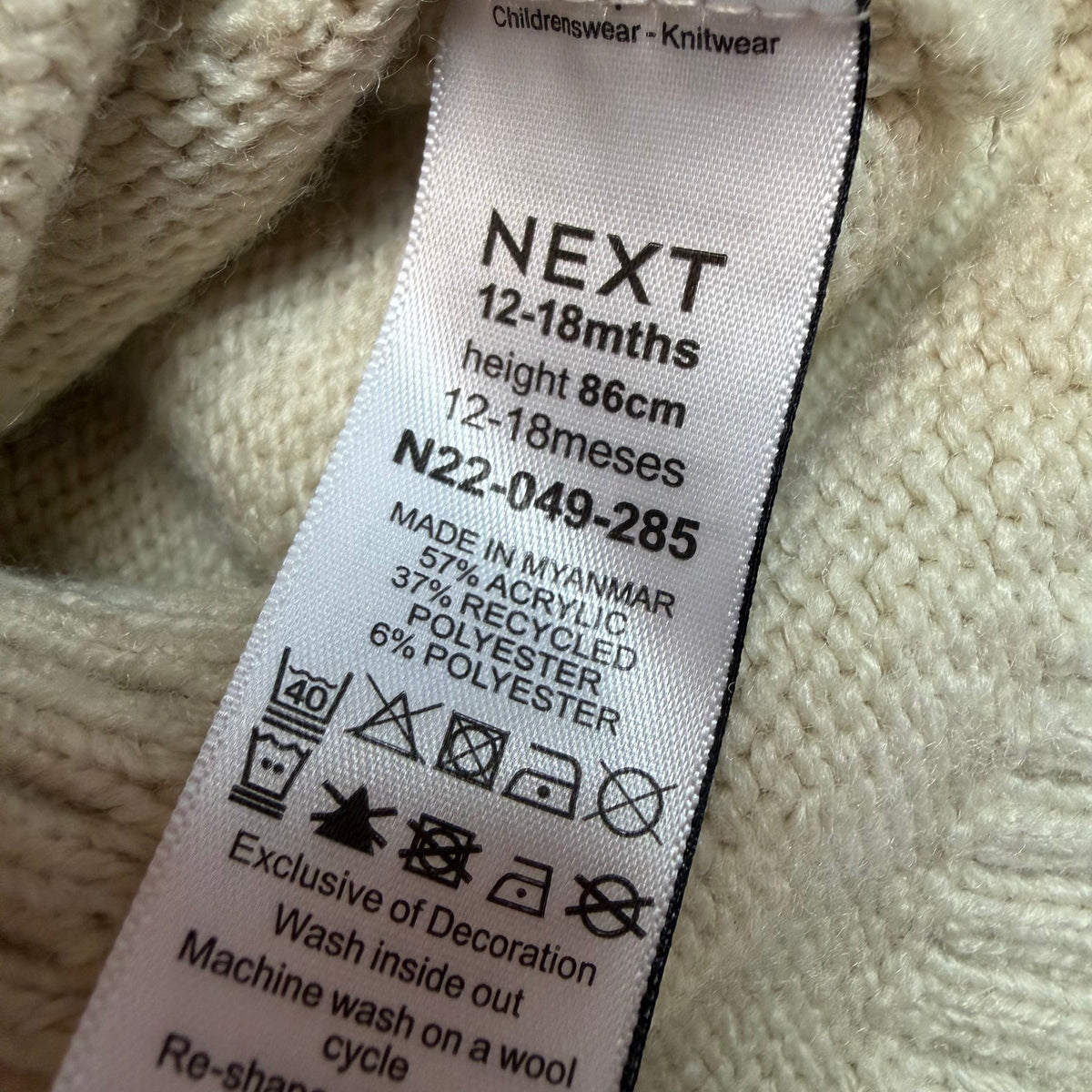 Beiger Kinder-Strickpullover mit Rentier-Motiv und roter Nase – label