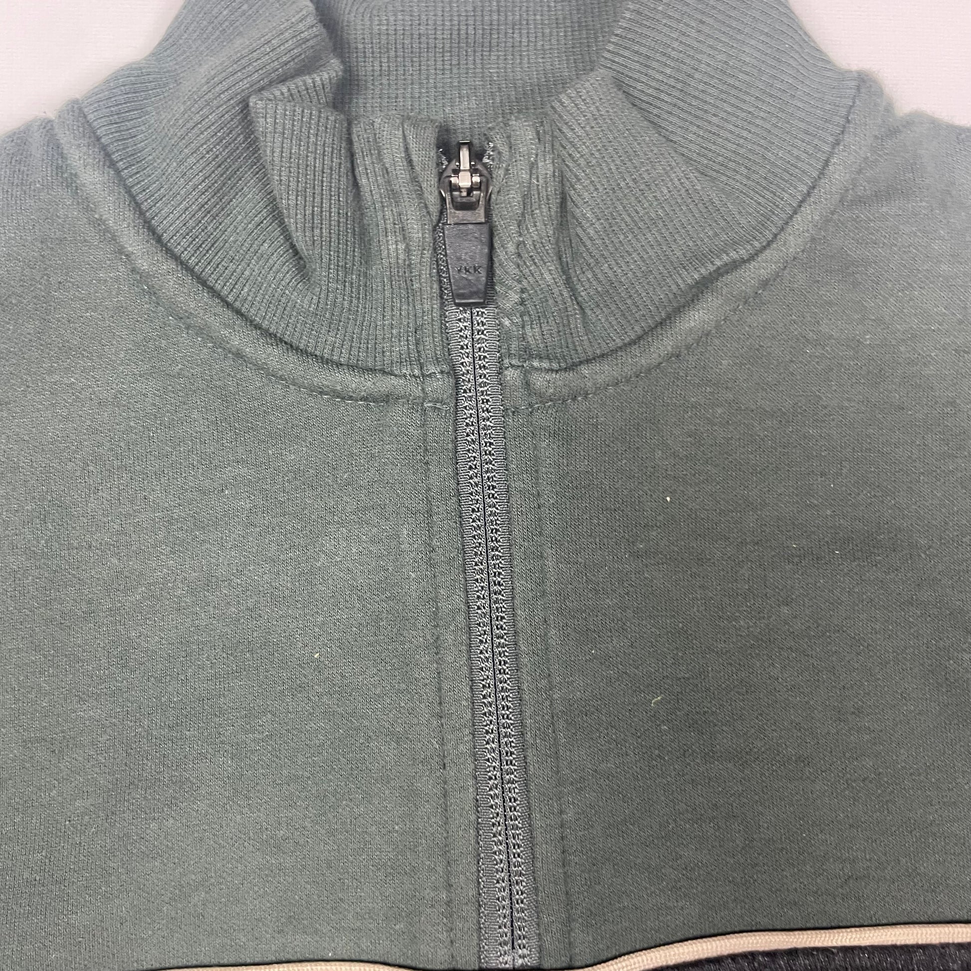 Grüner Baumwoll-Pullover mit colorblock Design und Reißverschluss – zip