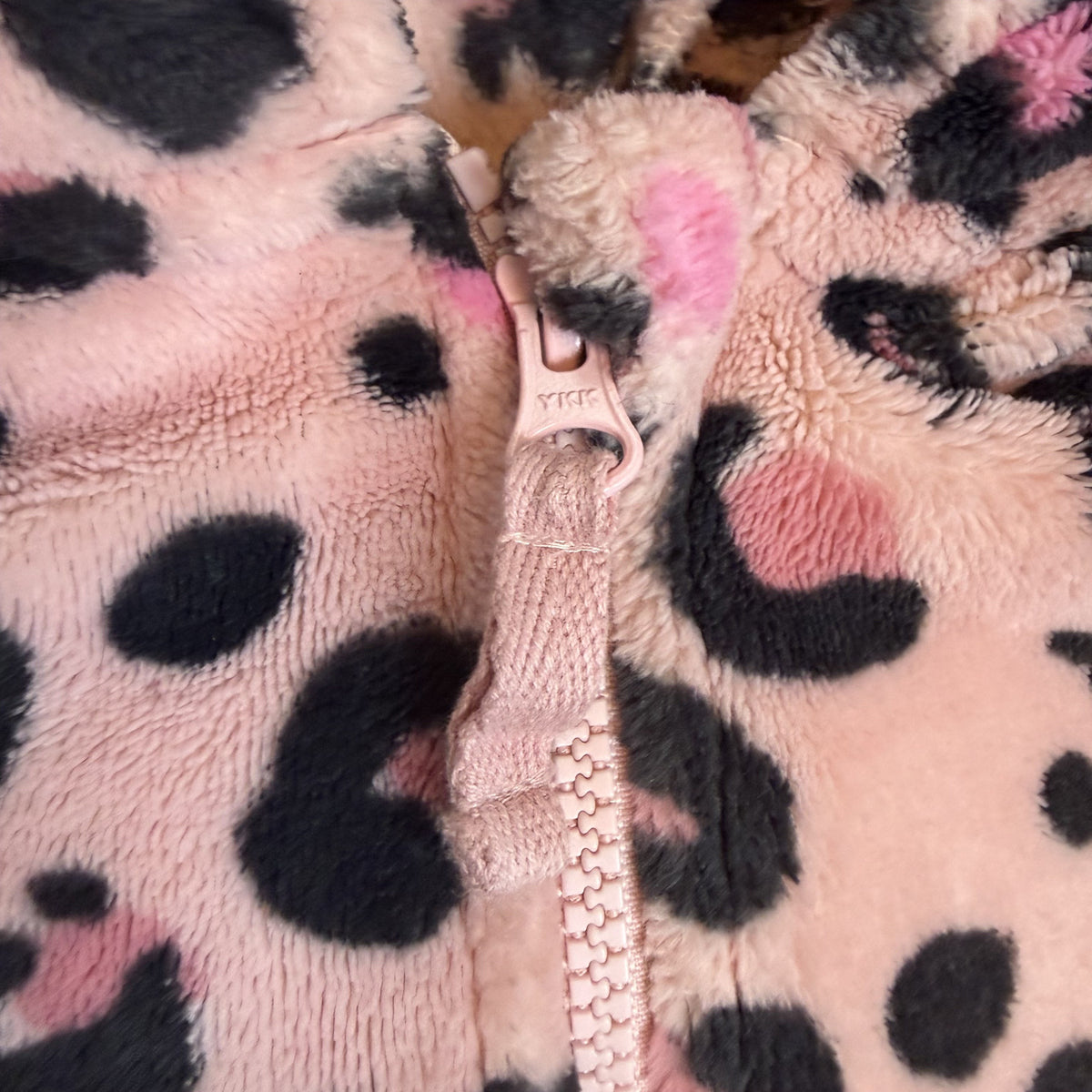 Rosa Fleece-Overall für Kinder mit Leo-Muster, Kapuze und Reißverschluss – zip