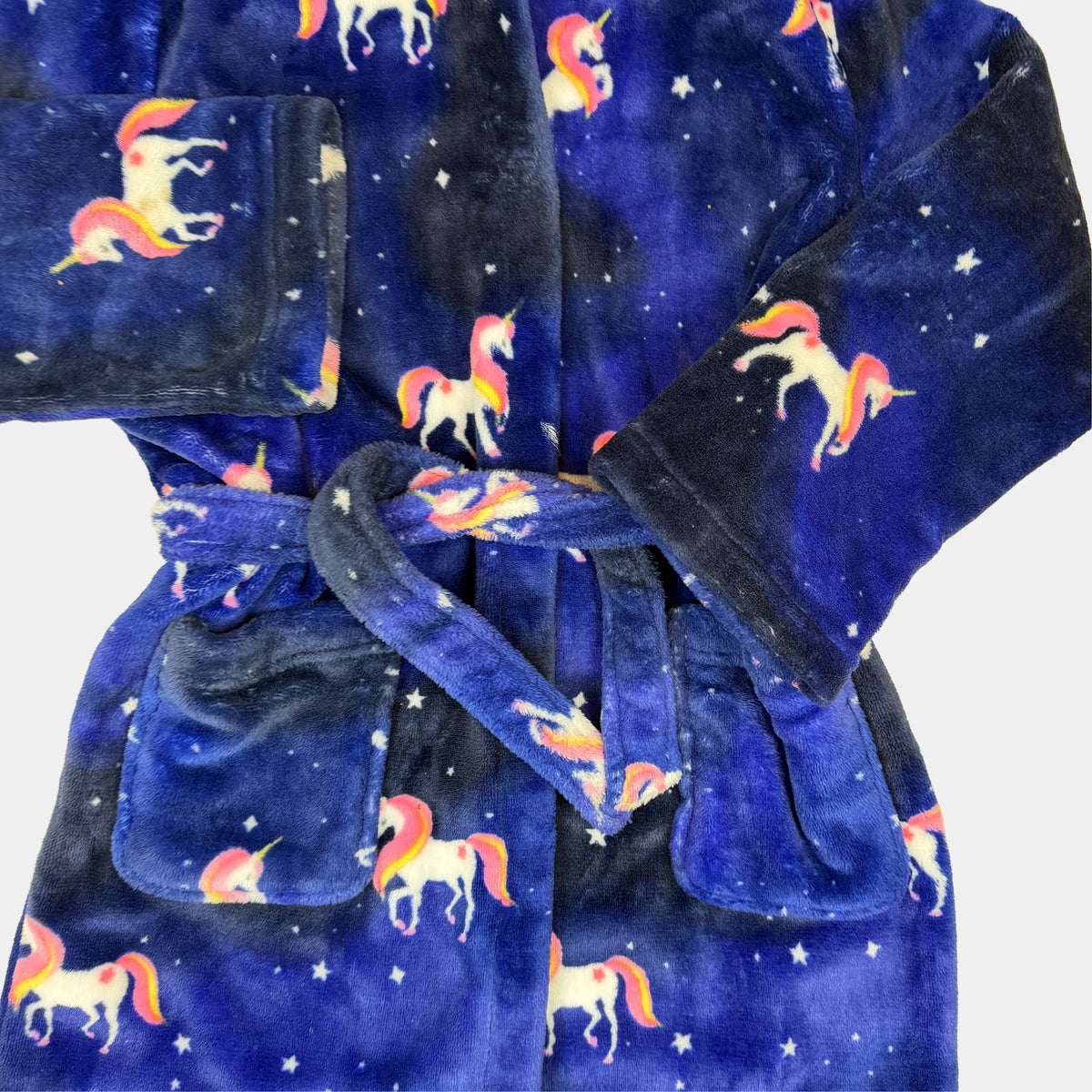 Dunkelblauer Kinder-Bademantel aus Fleece mit Kapuze, Einhorn- und Sternemuster, Bindegürtel und Taschen – detail