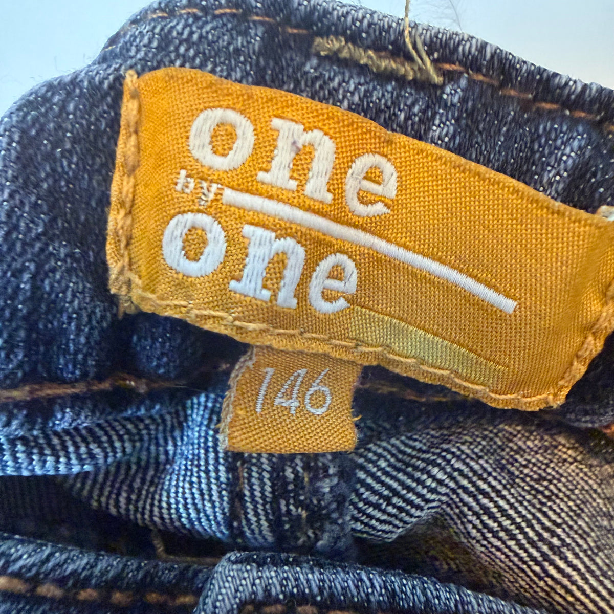 Dunkelblaue Kinderjeans mit geradem Bein, Taschen und Druckknopfdetails – label