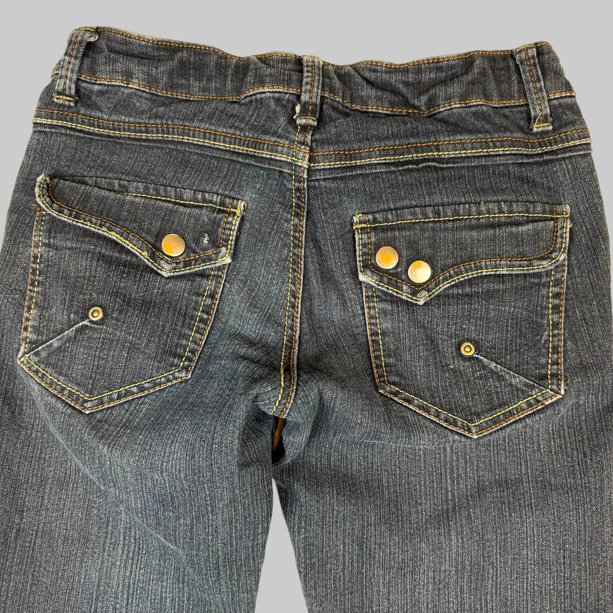 Dunkelblaue Kinderjeans mit geradem Bein, Taschen und Druckknopfdetails – back