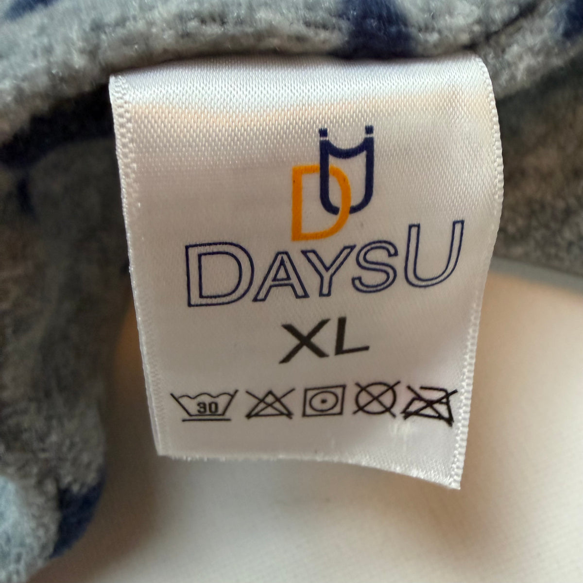 Grauer Fleece-Schlafsack mit dunkelblauen Sternen und Reißverschluss – label