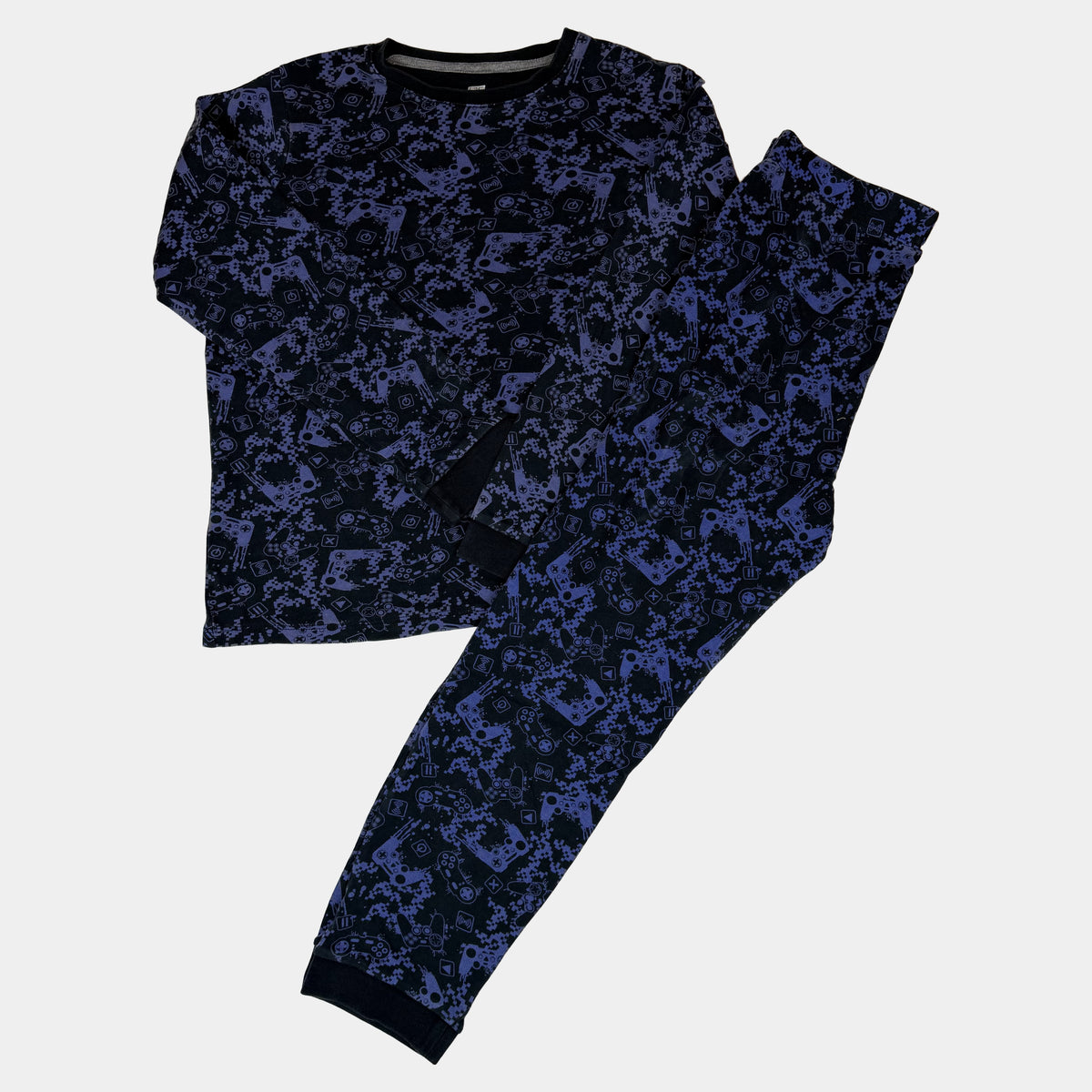 Blauer Schlafanzug für Kinder mit schwarzem Gaming-Muster, langarm und lange Hose – front