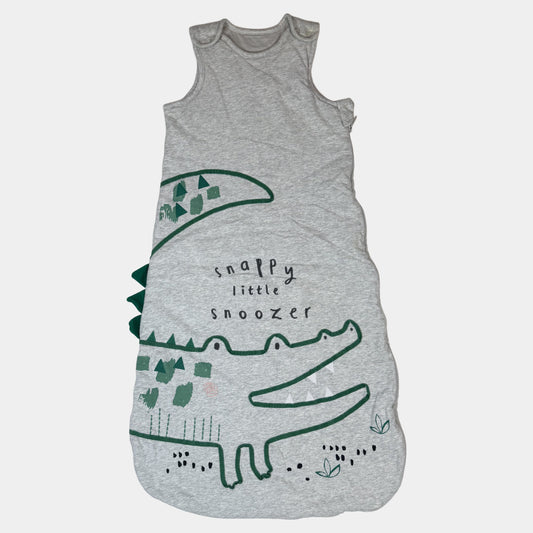 Grauer Kinder-Schlafsack mit Krokodil-Print und Schulterknöpfen – front