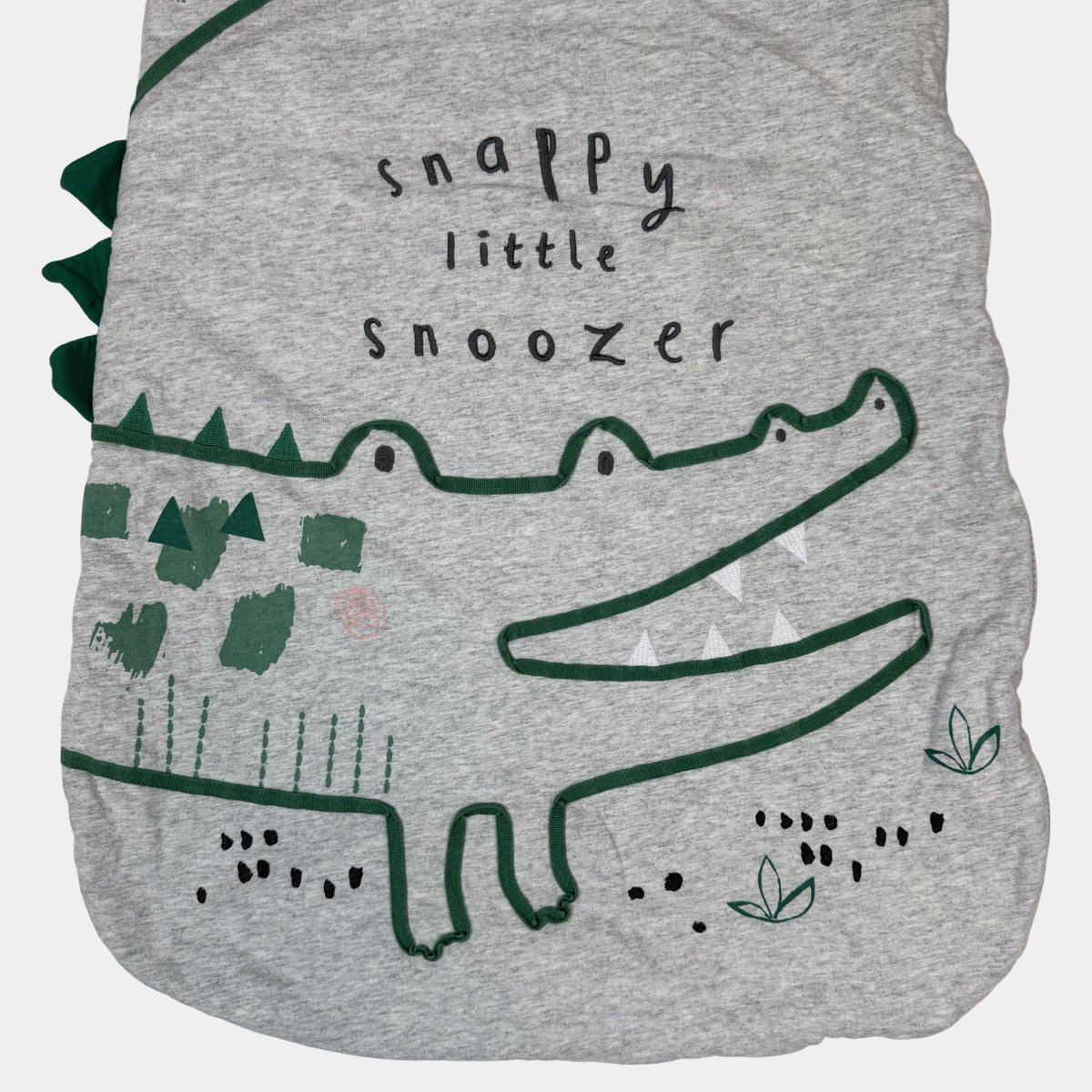 Grauer Kinder-Schlafsack mit Krokodil-Print und Schulterknöpfen – detail