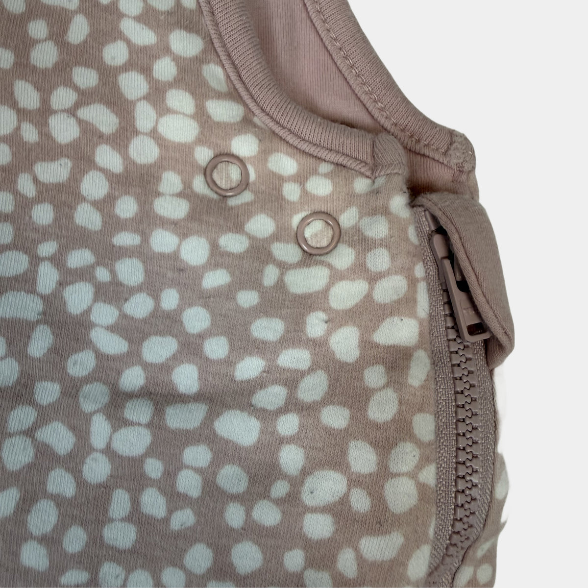 Rosa-grauer Babyschlafsack mit Sprenkelmuster und Hasengesicht, seitlicher Reißverschluss – zip