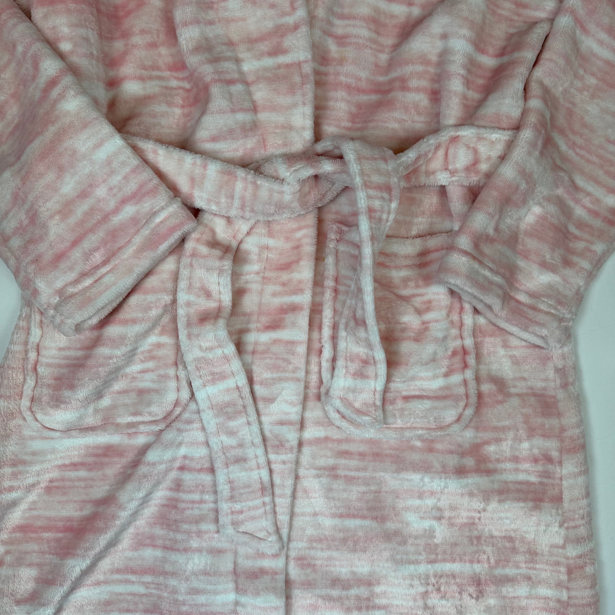 Rosa Fleece-Bademantel für Kinder mit Hasenohren an der Kapuze, Bindegürtel und Taschen – fabric
