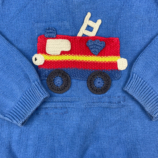 Blauer Pullover mit Feuerwehrauto-Motiv für Kinder – detail