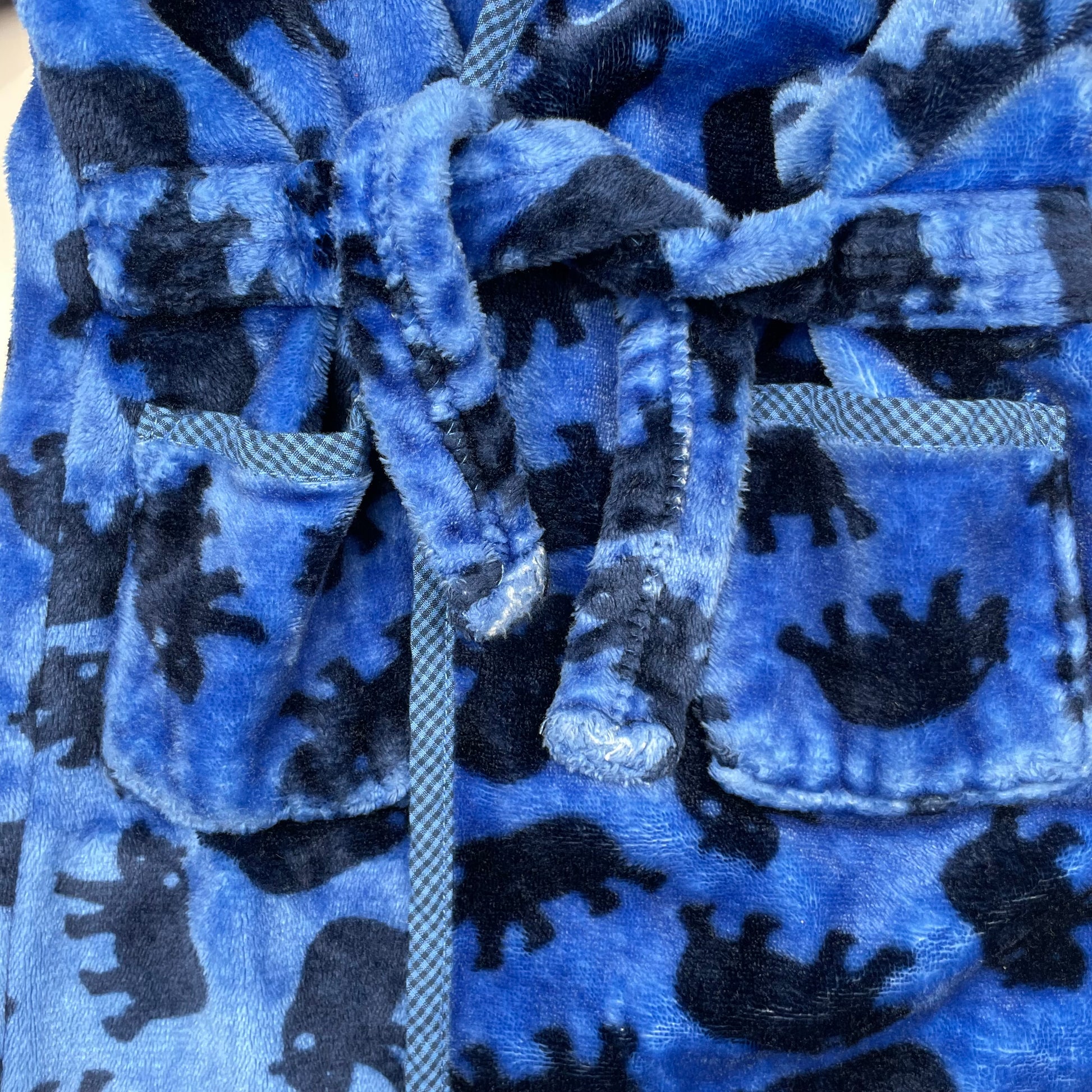Blauer Fleece-Bademantel mit Bärenmuster und Kapuze, Größe 12–18 Monate – detail