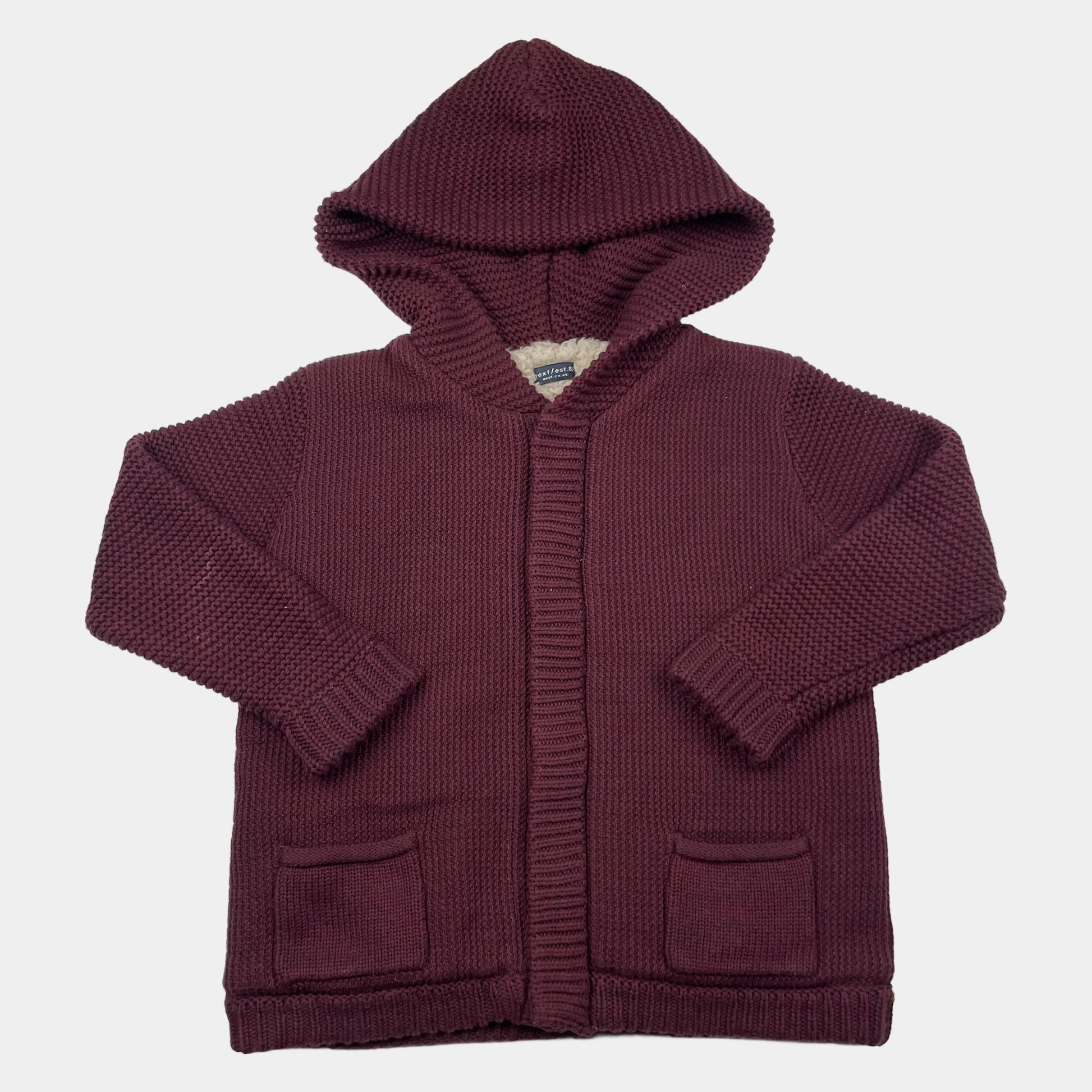 Bordeauxfarbene Kinder Strickjacke mit Kapuze und Taschen. – front