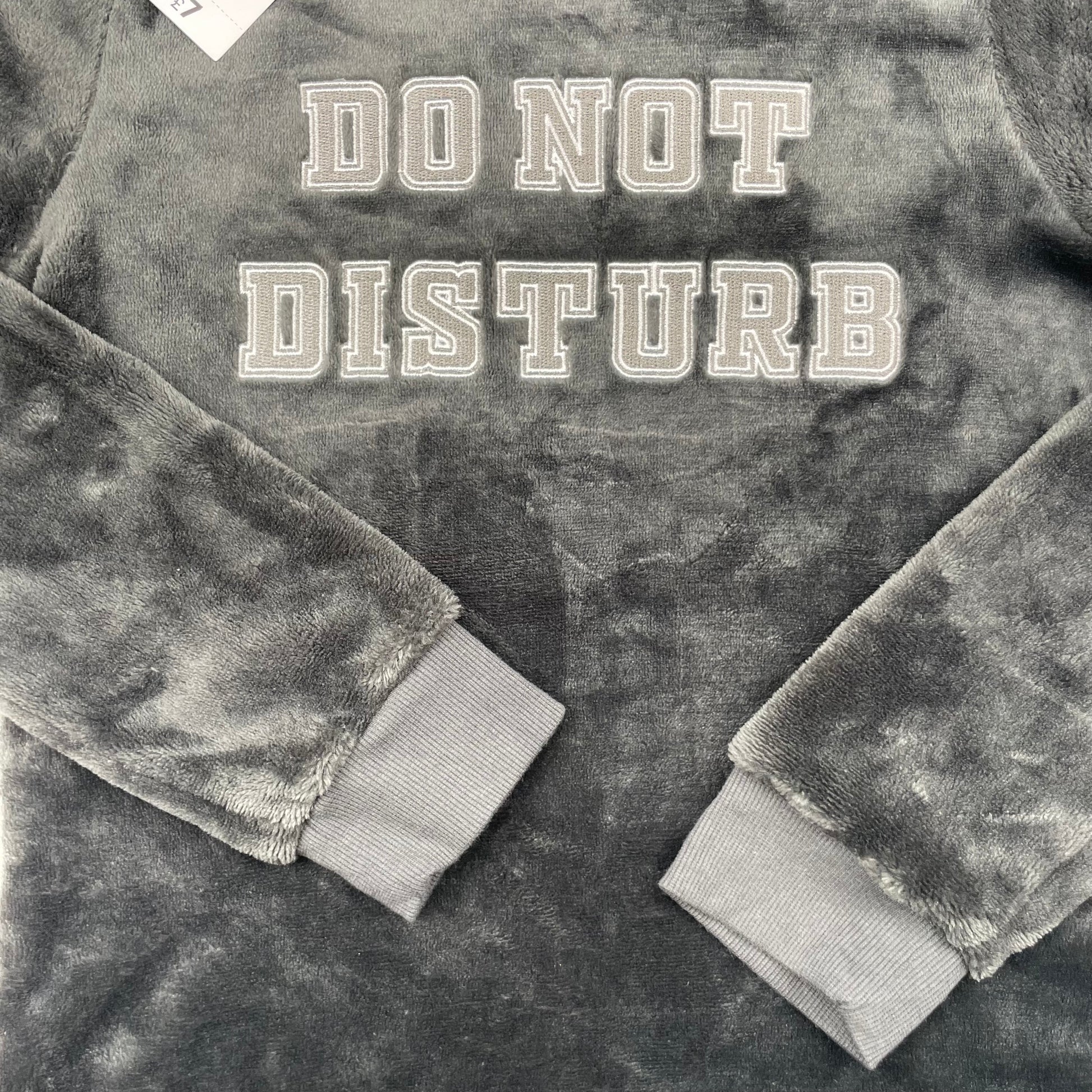 Grauer Samt-Schlafanzug mit Slogan 