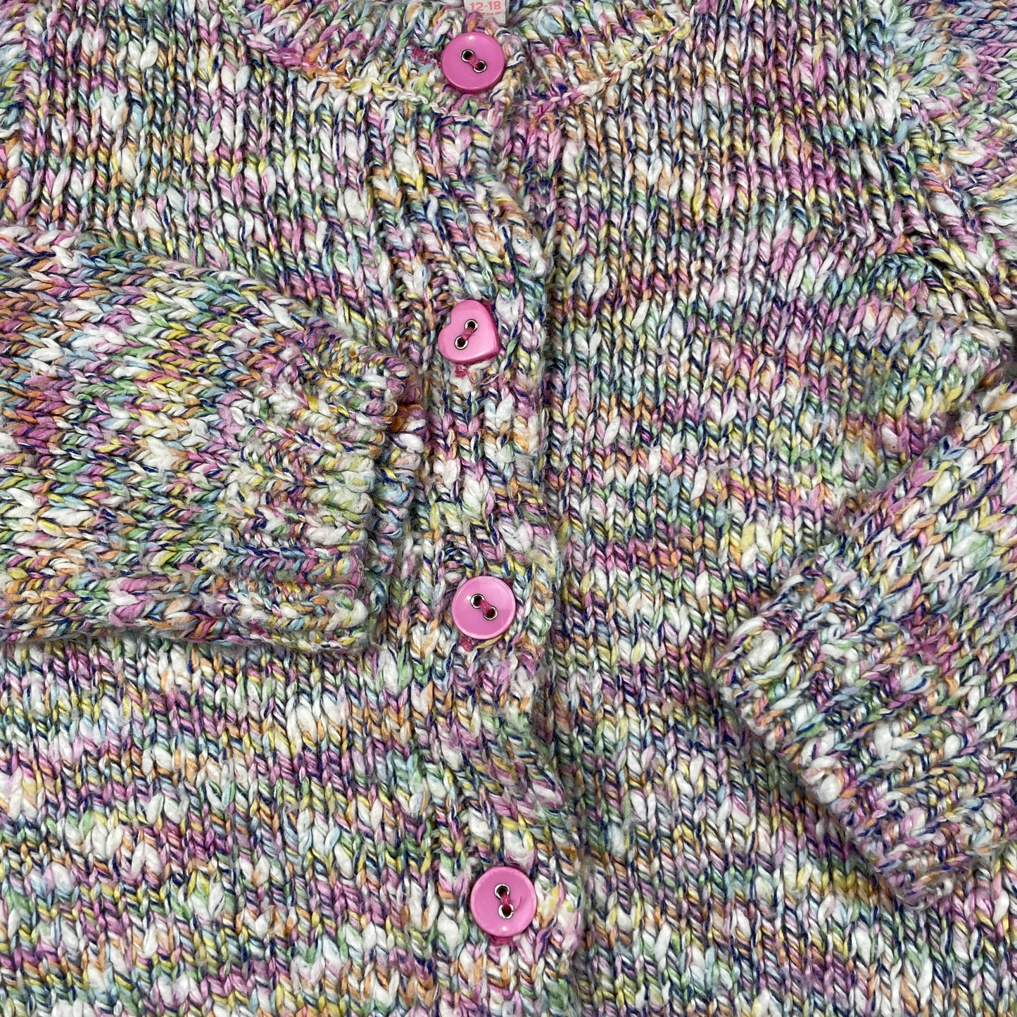 Bunte Strickjacke mit Knopfleiste für Mädchen – detail
