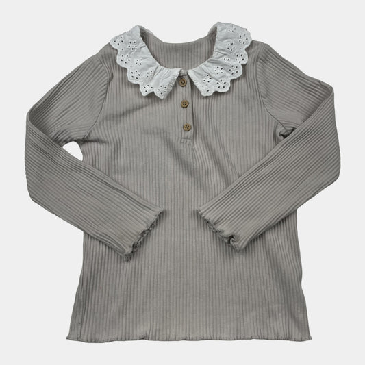 Beiges Langarmshirt mit weißem Spitzenkragen und Knopfdetails – front