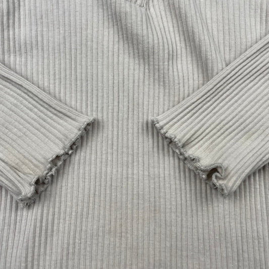 Beiges Langarmshirt mit weißem Spitzenkragen und Knopfdetails – detail