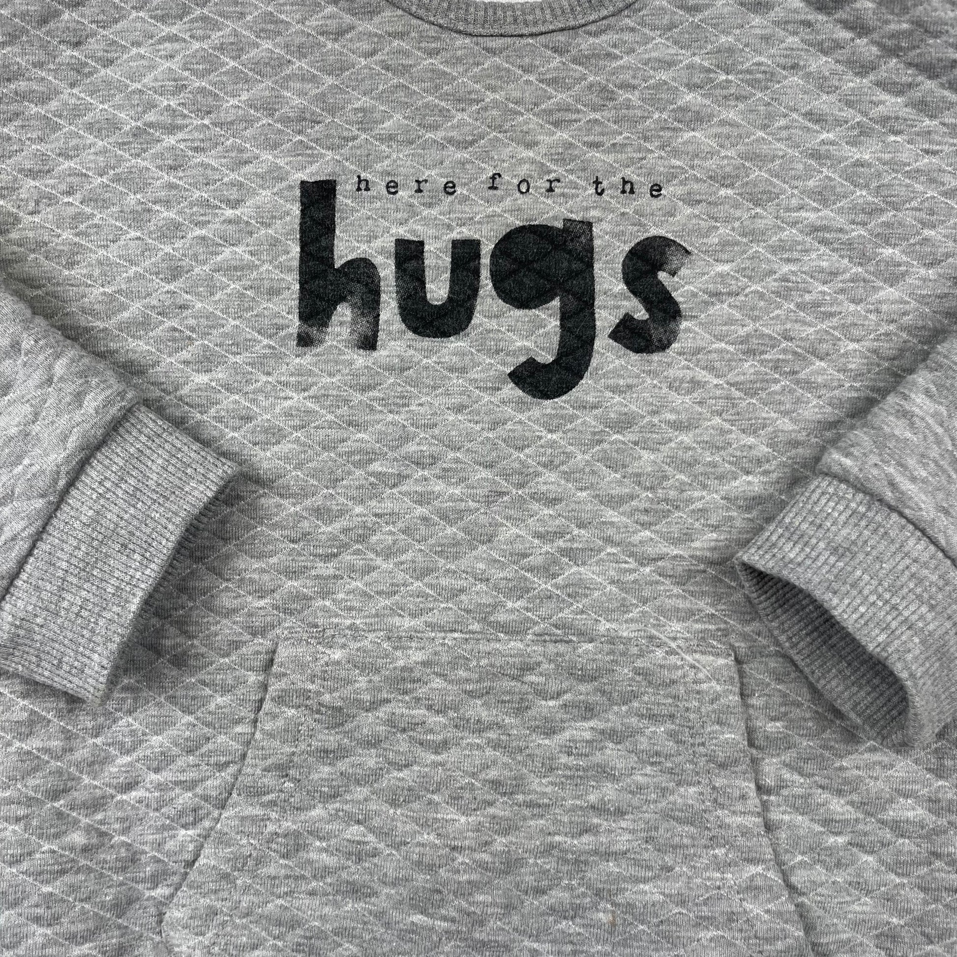 Graues Sweatshirt mit gestepptem Muster und Aufdruck 'here for the hugs' – detail