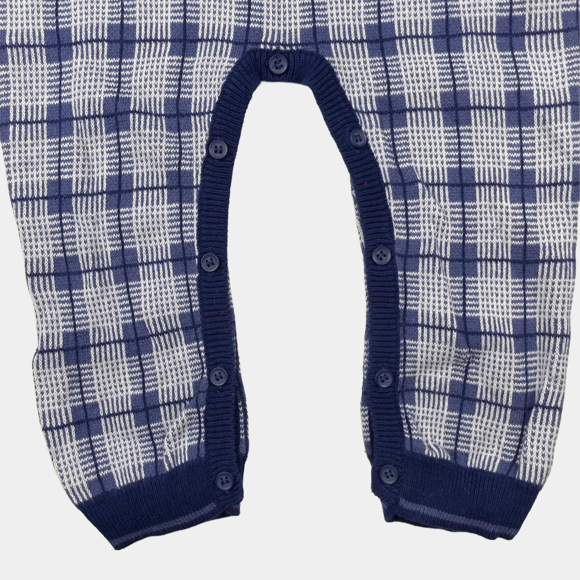 Blauer Overall aus Baumwolle mit Karomuster und Knopfleiste für Babys – detail