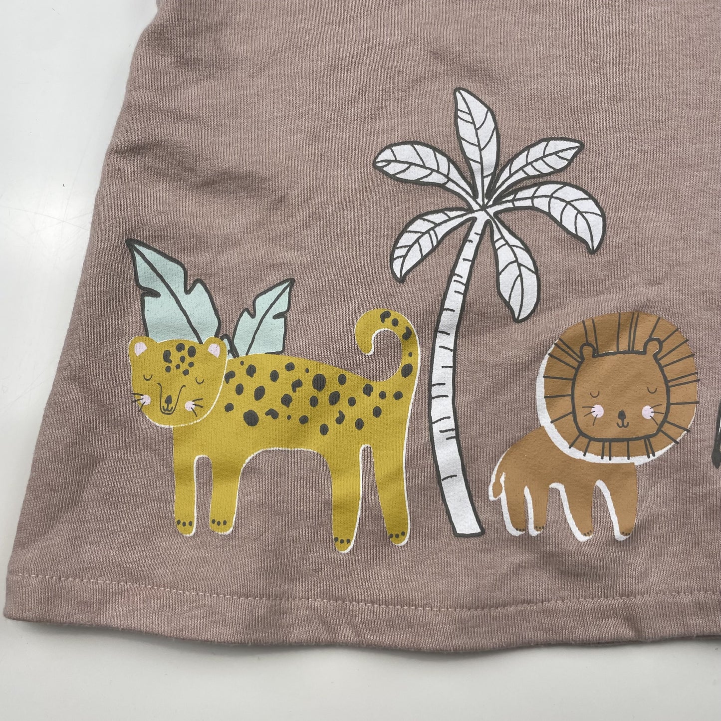 Rosa Kleid mit Tiermotiven, verstellbaren Trägern und Globus-Slogan. – pocket