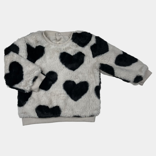 Flauschiger Pullover für Babys mit Herzmuster in Weiß und Schwarz – front