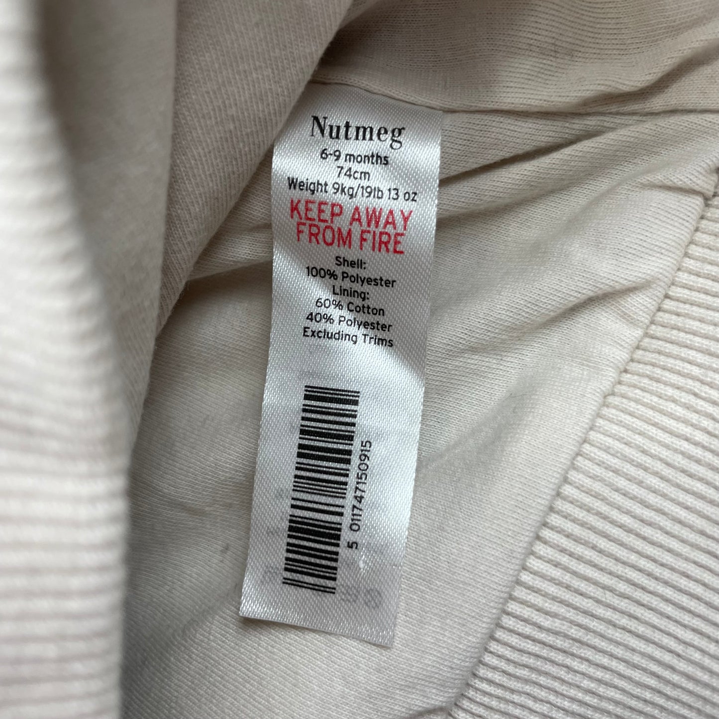 Flauschiger Pullover für Babys mit Herzmuster in Weiß und Schwarz – label